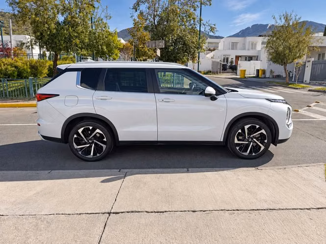 MITSUBISHI OUTLANDER 4X4 GLX - 2023 | 4892 - Imagen 2