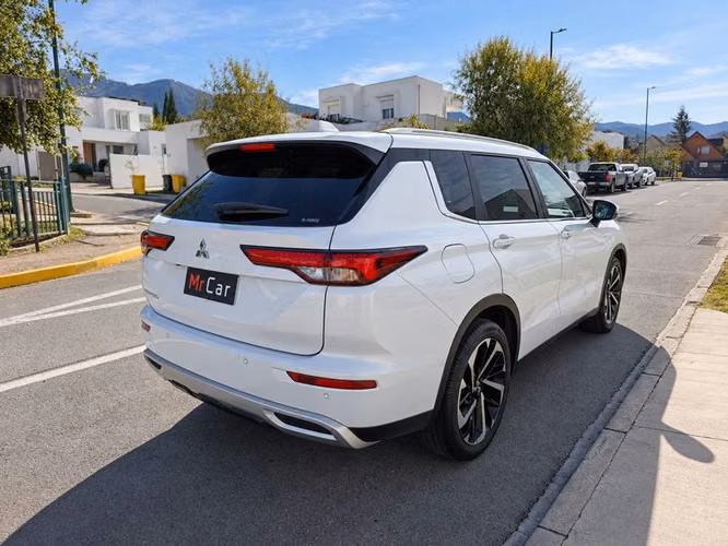 MITSUBISHI OUTLANDER 4X4 GLX - 2023 | 4892 - Imagen 3