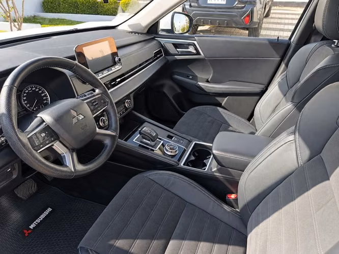 MITSUBISHI OUTLANDER 4X4 GLX - 2023 | 4892 - Imagen 12