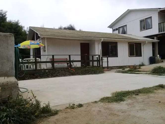 Se Vende Terreno Con 2 Cabañas Y 2 Departamentos En Horcón.