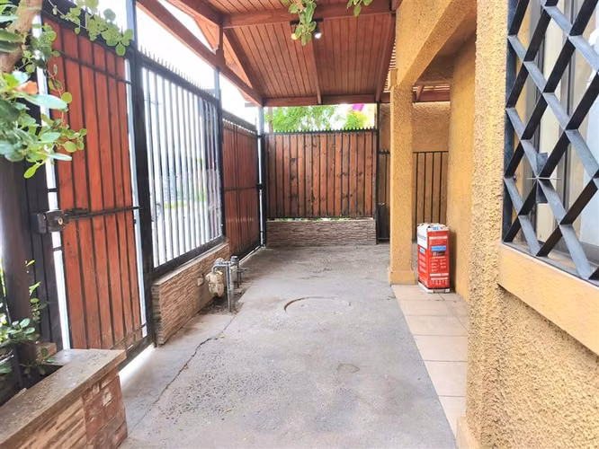 AMPLIA CASA DE DOS PISOS EN SECTOR RESIDENCIAL DE MAIPU - Imagen 8
