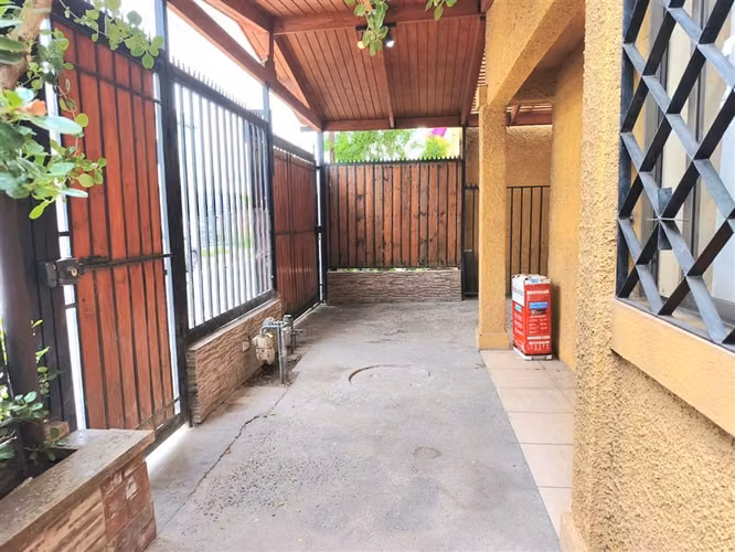 AMPLIA CASA DE DOS PISOS EN SECTOR RESIDENCIAL DE MAIPU - Imagen 3
