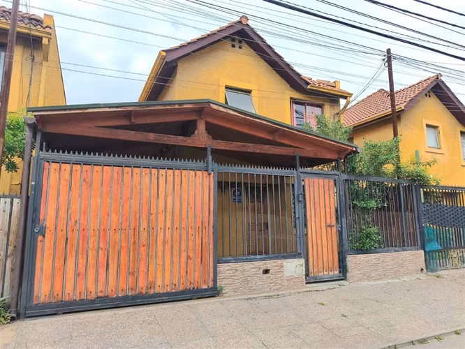 AMPLIA CASA DE DOS PISOS EN SECTOR RESIDENCIAL DE MAIPU
