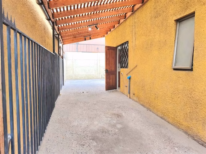AMPLIA CASA DE DOS PISOS EN SECTOR RESIDENCIAL DE MAIPU - Imagen 4