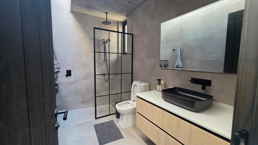 VENTA DE MODERNA Y EXCLUSIVA CASA EN LIMACHE - Imagen 17