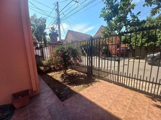 Casa en arriendo 3 dormitorios 2 baños con estac (185093) - Imagen 2