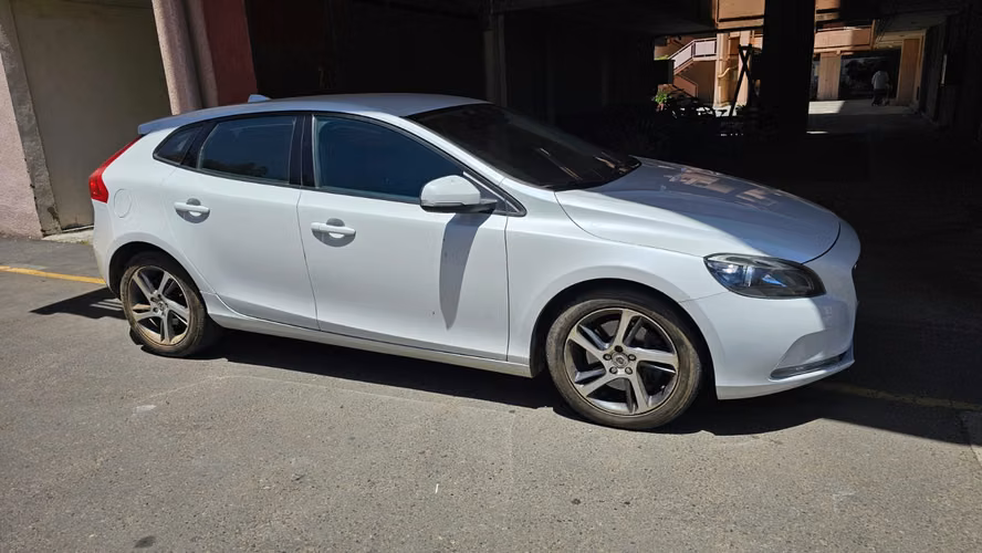 Volvo v40 AT/diesel 2019