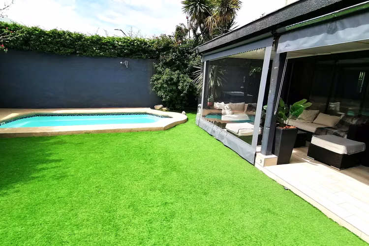 EXCLUSIVA CASA! 5D+5B+PISCINA+QUINCHO (185094)