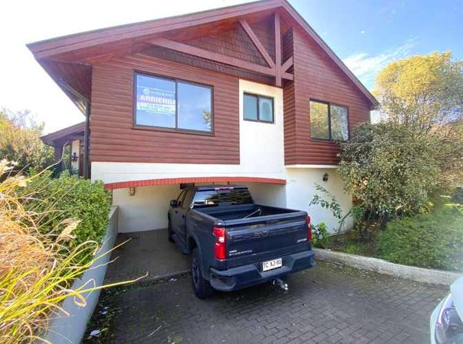 Casa 5 Dormitorios en Arriendo–Lomas Mirasur (185104)
