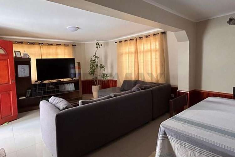Casa de 3 pisos para empresa