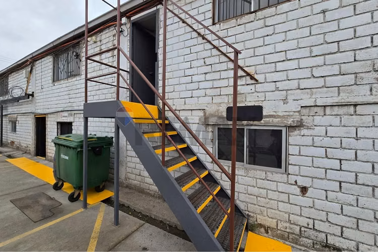 Espacio operativo y comercial | 176 m²