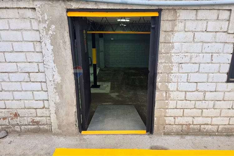 Espacio operativo y comercial | 176 m²