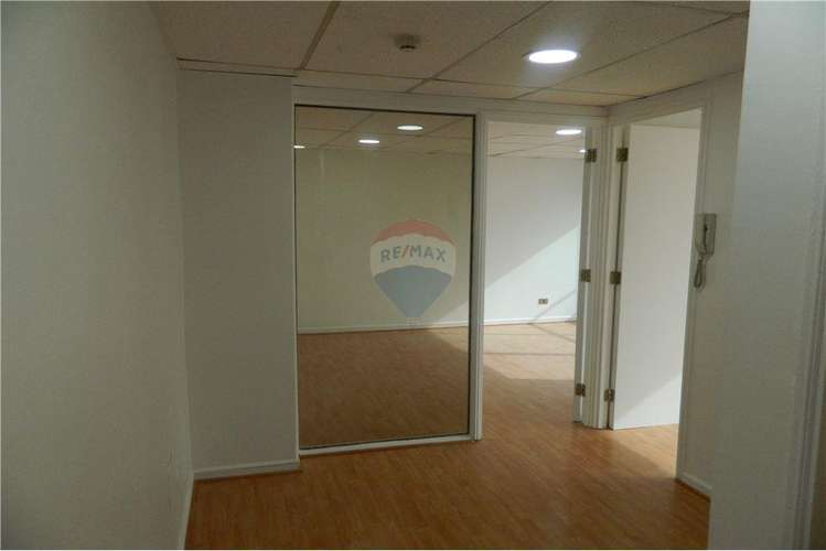 A pasos de metro manquehue, 1 estacionamiento - Imagen 2