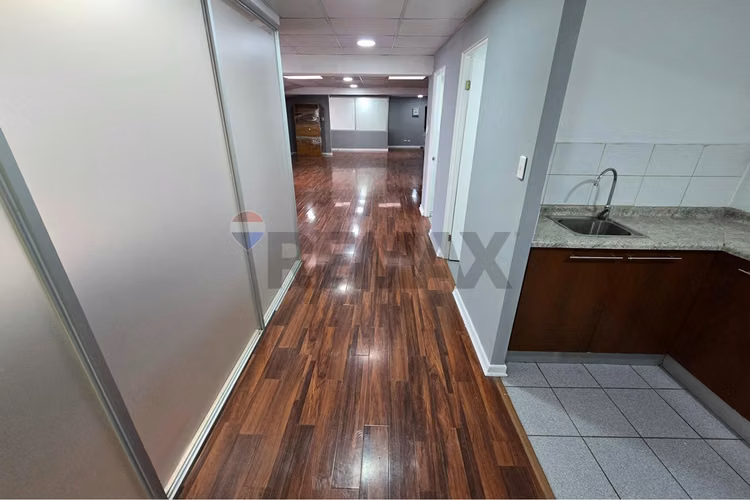 Bodega con oficina en 2 niveles - 176 m²