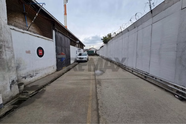 Bodega con oficina en 2 niveles - 176 m²