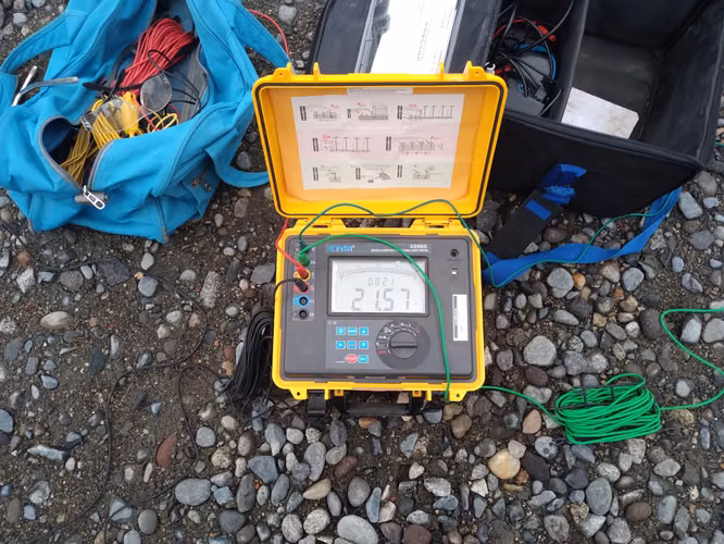 Se realizan mediciones de malla tierra y verificación inicial de instalaciones electricas