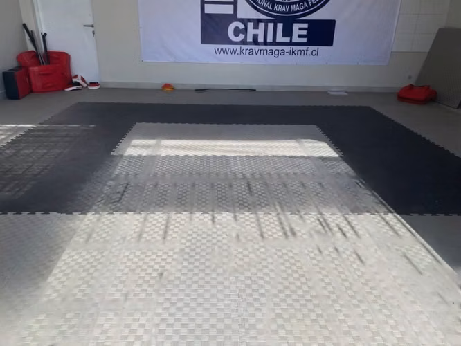 Amplio Local Comercial en Peñalolén con Excelente Ubicación