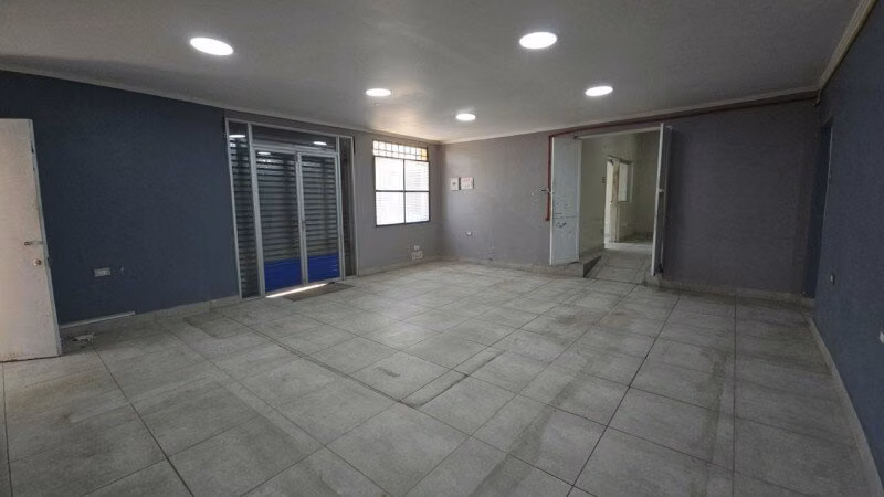 Amplio Local Comercial en Peñalolén con Excelente Ubicación