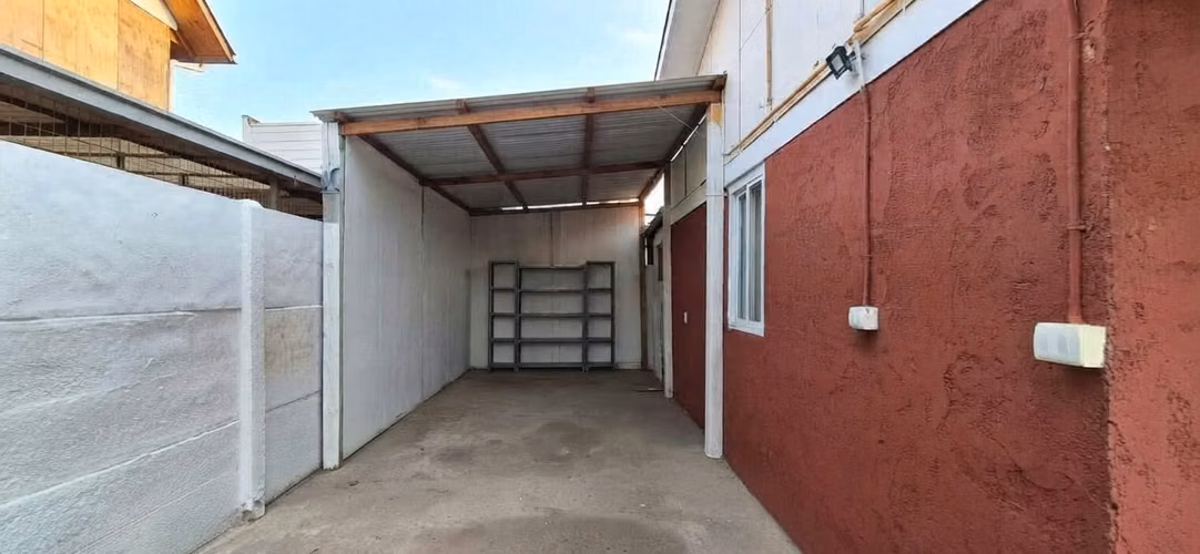 Venta de casa en La Cruz, 4 dormitorios, 2 baños, 2 estacionamientos. 125 M$.