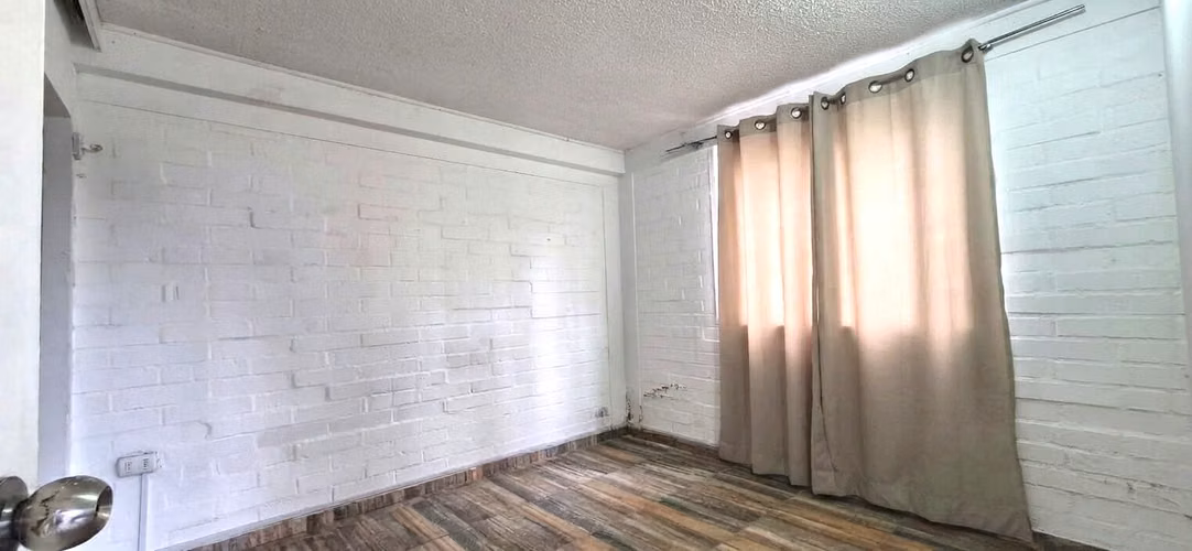 Venta de casa en La Cruz, 4 dormitorios, 2 baños, 2 estacionamientos. 125 M$.