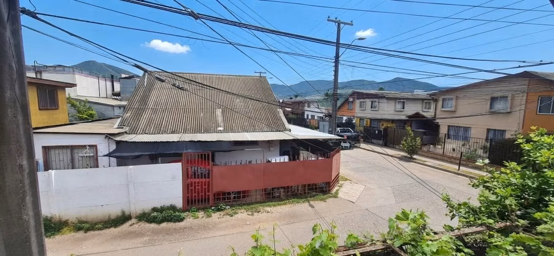 Venta de casa en La Cruz, 4 dormitorios, 2 baños, 2 estacionamientos. 125 M$.