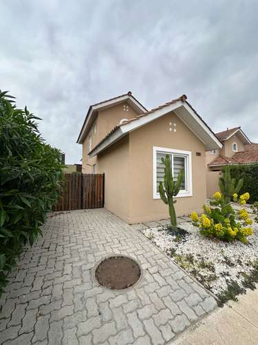EN VENTA MODERNA CASA EN CONDOMINIO CERRADO (185167)