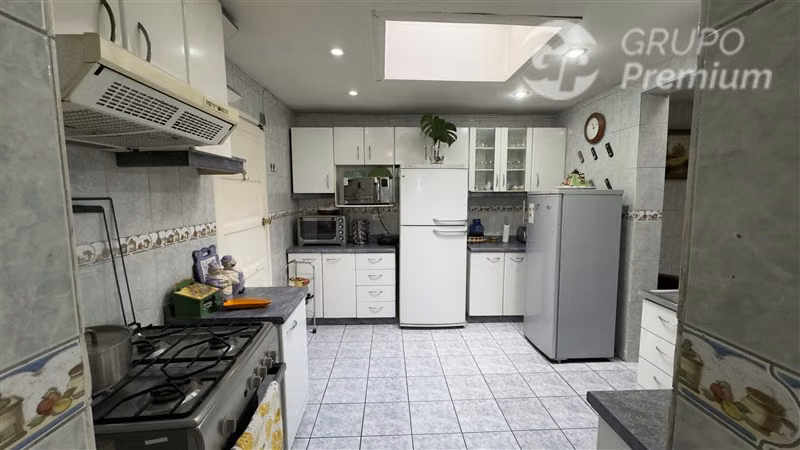 Casa con 6D+2B+4 est y galpón en Estación Central - Imagen 7