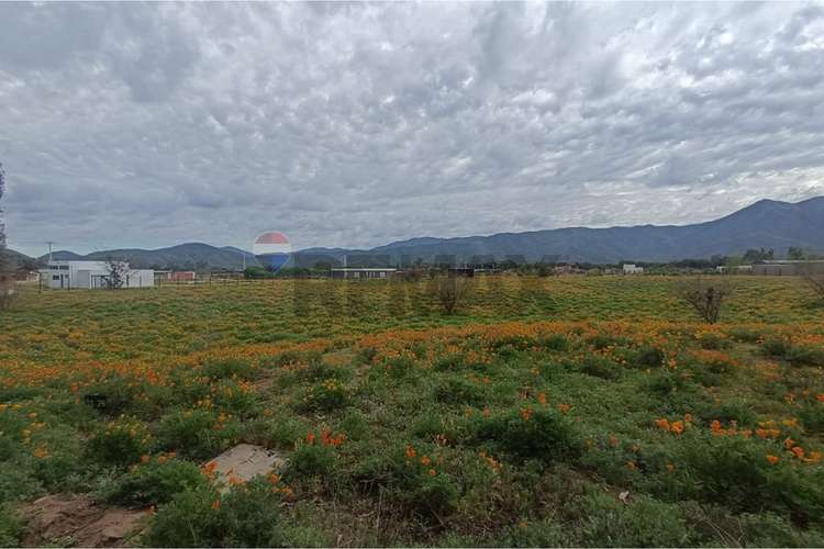 Sitio de 1 hectaria en casa blanca en condominio