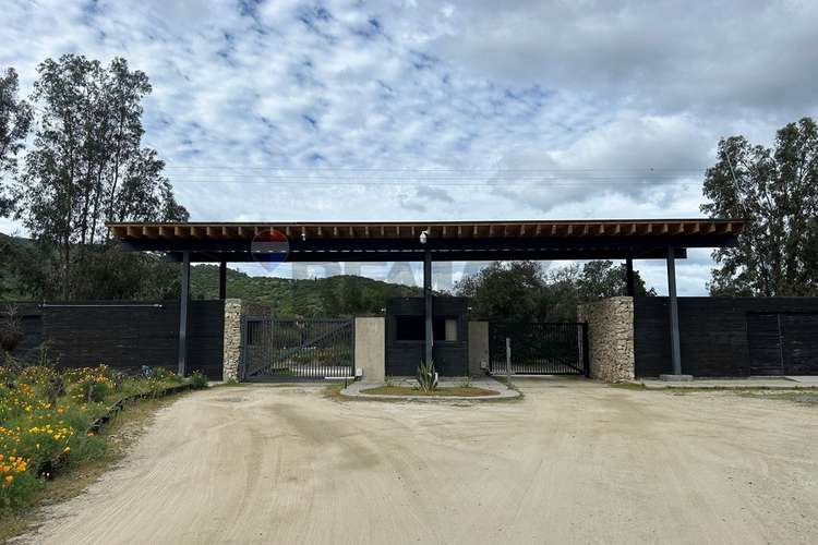 Sitio de 1 hectaria en casa blanca en condominio