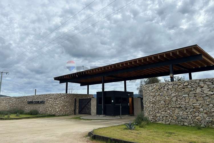 Sitio de 1 hectaria en casa blanca en condominio