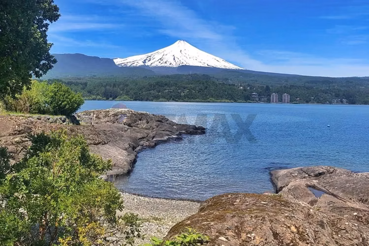 Terreno con vista cordillera y a orilla lago pucon