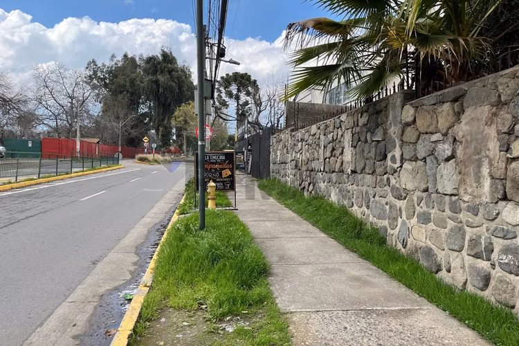 Casa con gran terreno y potencial comercial - Imagen 3