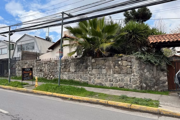 Casa con gran terreno y potencial comercial - Imagen 2
