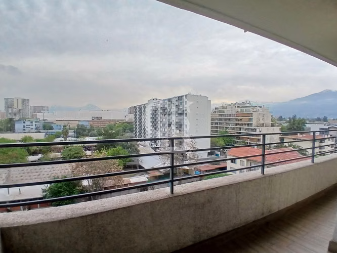 A pasos de Portal Ñuñoa y cercano Metro - Imagen 6