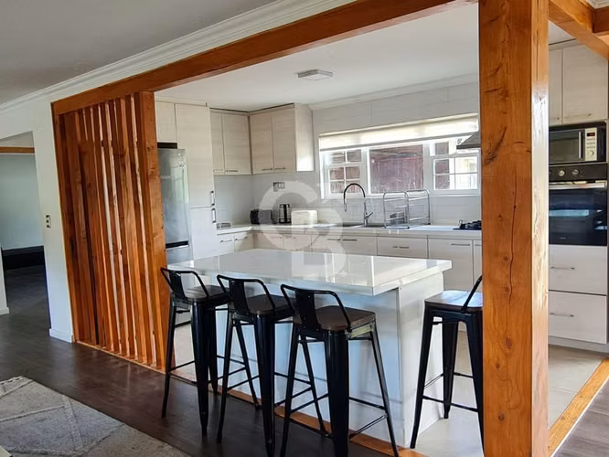 Espaciosa con Bosque Nativo y Piscina Privada - Imagen 5