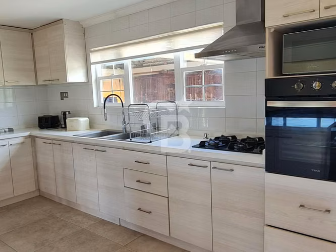 Espaciosa con Bosque Nativo y Piscina Privada - Imagen 4