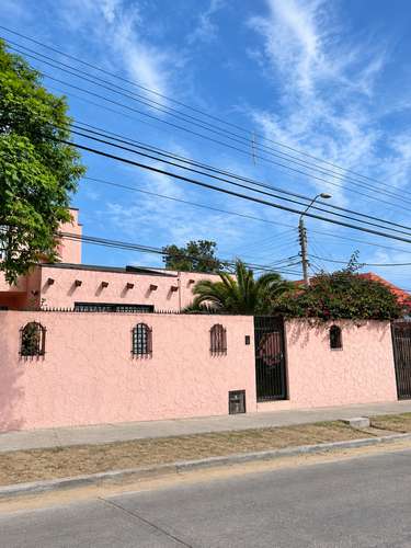 ARRIENDO CASA EN COQUIMBO, AL FRENTE DE LA UNIVERSIDAD CATÓLICA DEL NORTE, 3 DORMITORIOS, 2 BAÑOS.