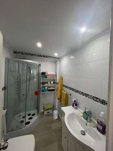 Hermosa casa de dos pisos remodelada - Imagen 9