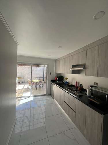 Hermosa casa de dos pisos remodelada - Imagen 12