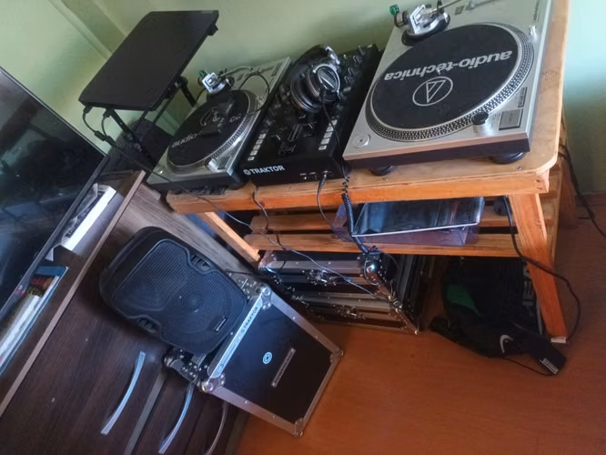 DJ SET COMPLETO; Tornamesas Audio-Technica + Mixer Traktor Z2 + Cases | OFERTA
