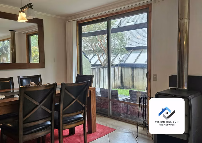 ARRIENDO AÑO CORRIDO  CASA AMOBLADA 4D 3B 2E CONDOMINIO CASABOSQUE PUCÓN