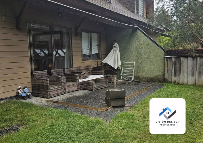 ARRIENDO AÑO CORRIDO  CASA AMOBLADA 4D 3B 2E CONDOMINIO CASABOSQUE PUCÓN