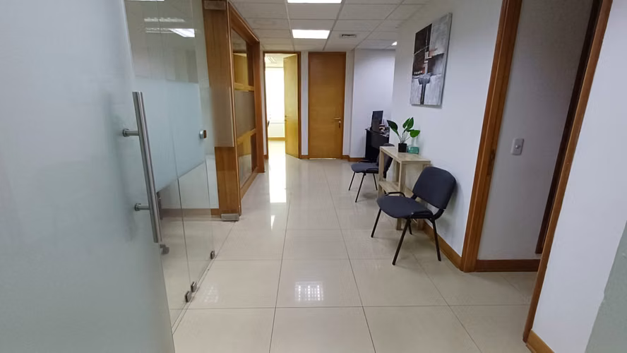 EXCELENTE OFICINA REMODELADA EN SAN ANTONIO