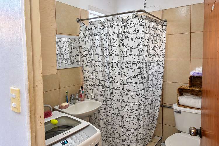 Casa de 2 dormitorios con patio y estacionamientos - Imagen 6