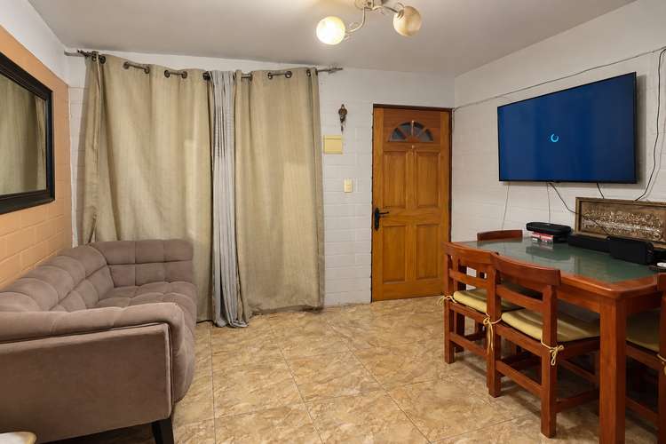 Casa de 2 dormitorios con patio y estacionamientos - Imagen 2