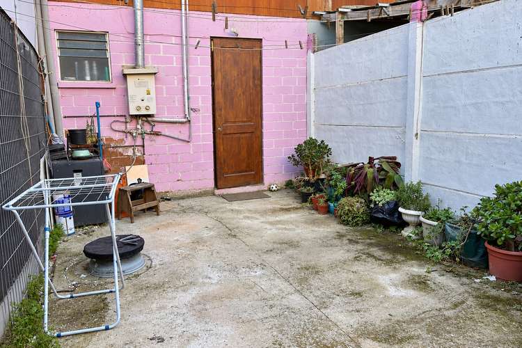 Casa de 2 dormitorios con patio y estacionamientos - Imagen 9