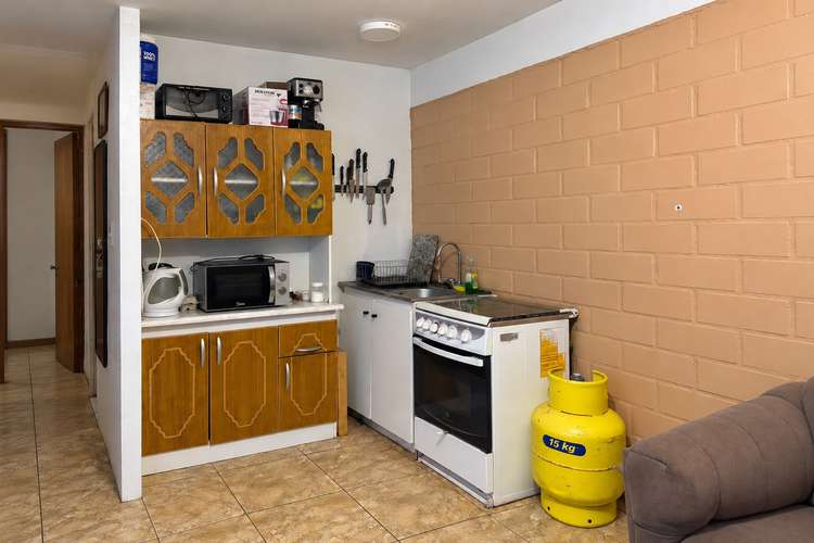 Casa de 2 dormitorios con patio y estacionamientos - Imagen 4