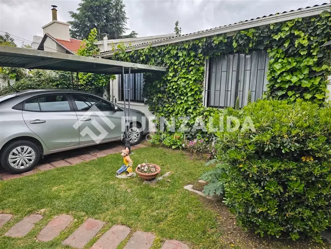 Casa en venta de 3 dorm. en Las Condes excelente ubicación