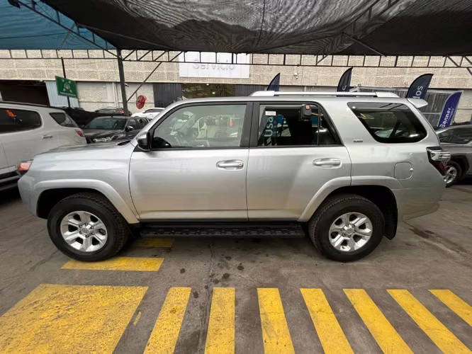 Toyota 4runner  4.0 SR5 CONNECTED AT 4X4 2023 - Imagen 4