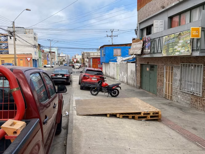 Casa Sólida de 2 Pisos en Sector Centro | Calle Esmeralda | 4D + 1B - Imagen 2